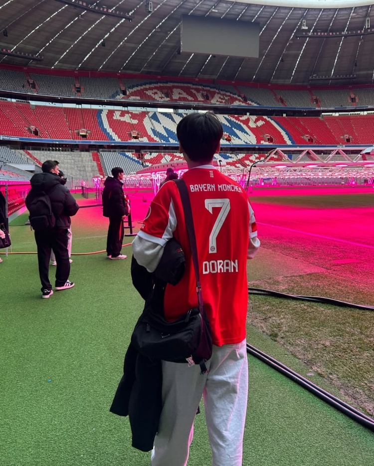 T1官方分享选手们参观拜仁主场的照片